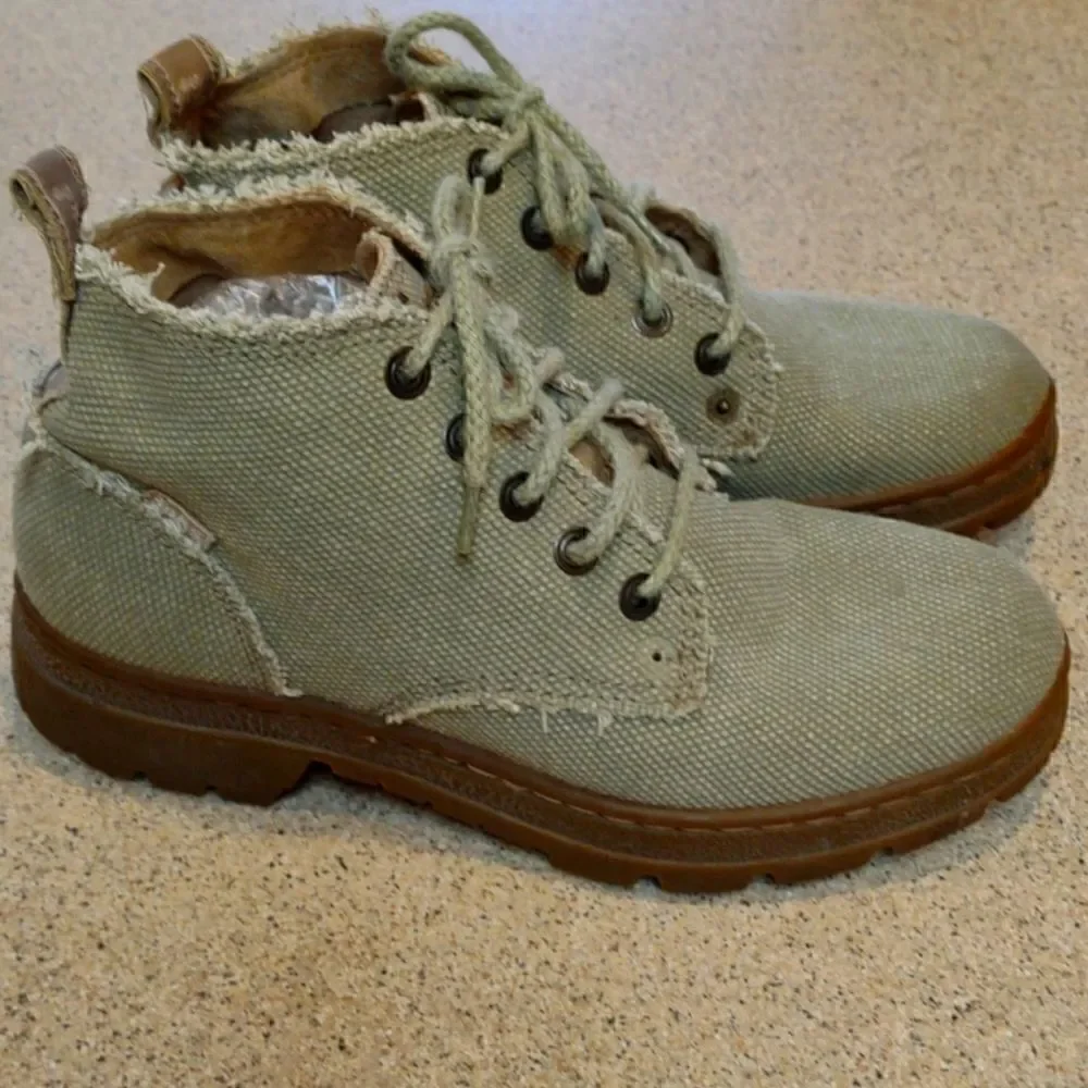 Men's  Canvas Chukka Boots Size 7.    M1